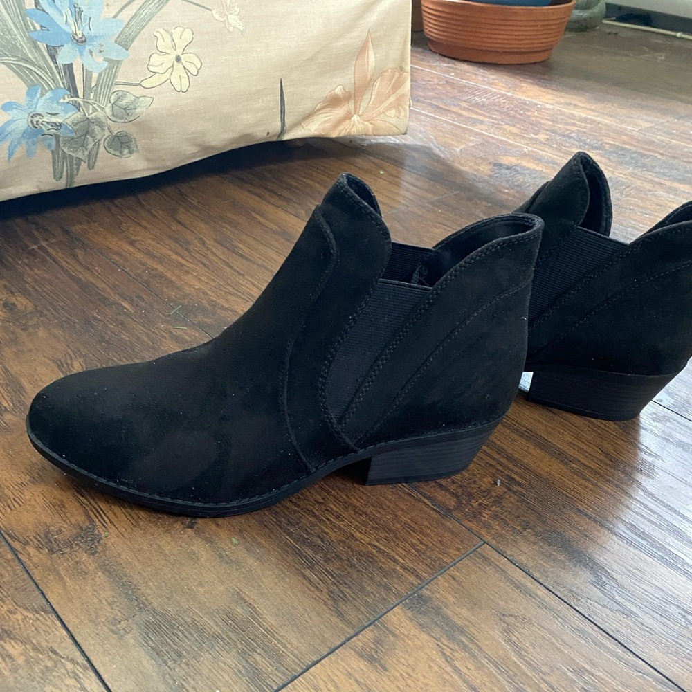 Arizona Jean Company black suede ankle boots in women’s 9.5